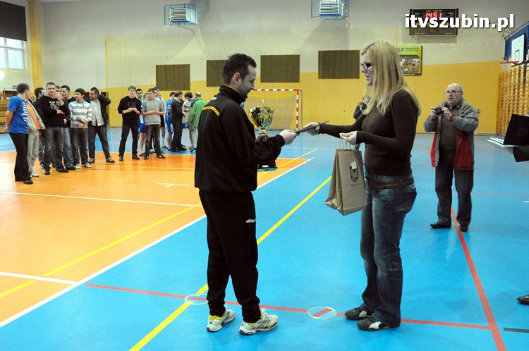 Drużyna Brzysko-Rol Brzyskorzystewko wygrała II Turniej Halowy Seniorów Piłki Nożnej o Puchar Burmistrza Szubina