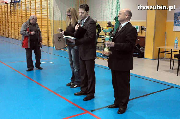 Drużyna Brzysko-Rol Brzyskorzystewko wygrała II Turniej Halowy Seniorów Piłki Nożnej o Puchar Burmistrza Szubina