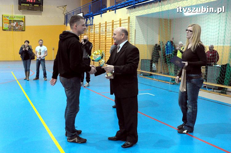 Drużyna Brzysko-Rol Brzyskorzystewko wygrała II Turniej Halowy Seniorów Piłki Nożnej o Puchar Burmistrza Szubina