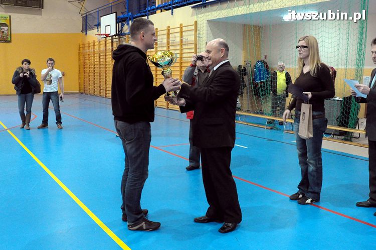 Drużyna Brzysko-Rol Brzyskorzystewko wygrała II Turniej Halowy Seniorów Piłki Nożnej o Puchar Burmistrza Szubina