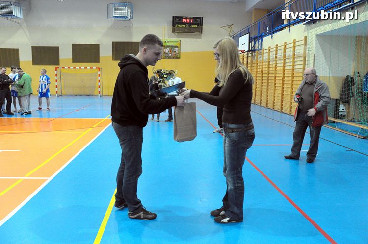 Drużyna Brzysko-Rol Brzyskorzystewko wygrała II Turniej Halowy Seniorów Piłki Nożnej o Puchar Burmistrza Szubina