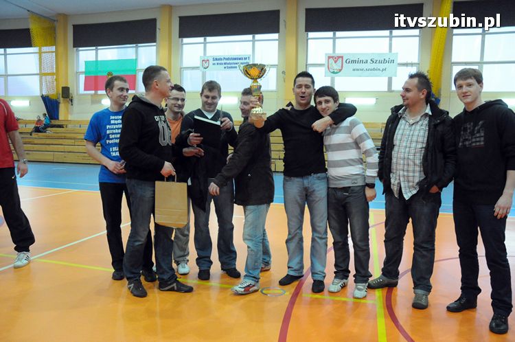 Drużyna Brzysko-Rol Brzyskorzystewko wygrała II Turniej Halowy Seniorów Piłki Nożnej o Puchar Burmistrza Szubina