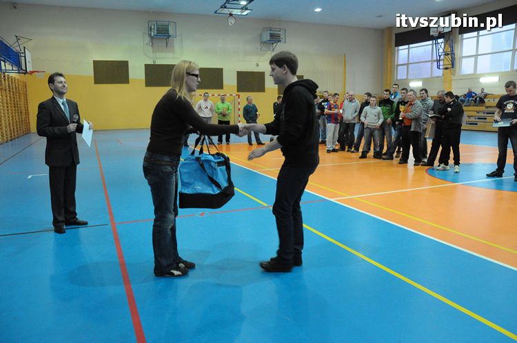 Drużyna Brzysko-Rol Brzyskorzystewko wygrała II Turniej Halowy Seniorów Piłki Nożnej o Puchar Burmistrza Szubina