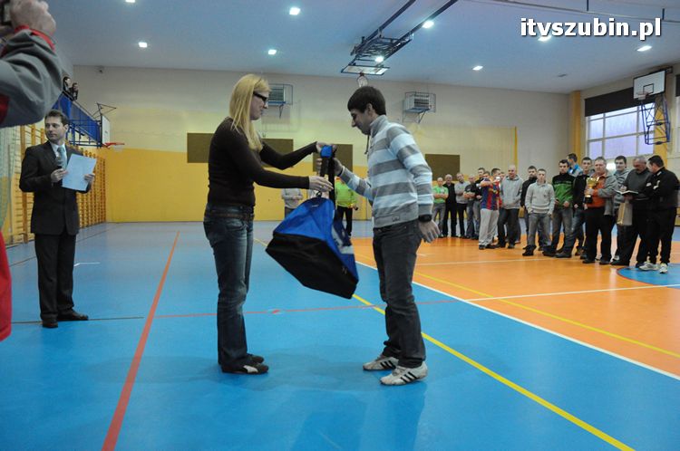 Drużyna Brzysko-Rol Brzyskorzystewko wygrała II Turniej Halowy Seniorów Piłki Nożnej o Puchar Burmistrza Szubina