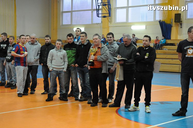 Drużyna Brzysko-Rol Brzyskorzystewko wygrała II Turniej Halowy Seniorów Piłki Nożnej o Puchar Burmistrza Szubina