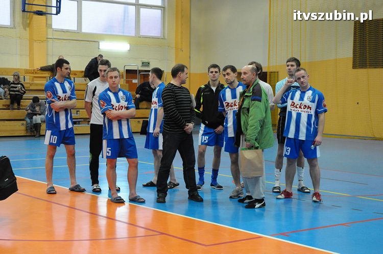 Drużyna Brzysko-Rol Brzyskorzystewko wygrała II Turniej Halowy Seniorów Piłki Nożnej o Puchar Burmistrza Szubina