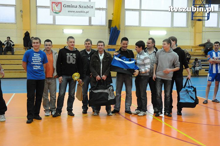 Drużyna Brzysko-Rol Brzyskorzystewko wygrała II Turniej Halowy Seniorów Piłki Nożnej o Puchar Burmistrza Szubina