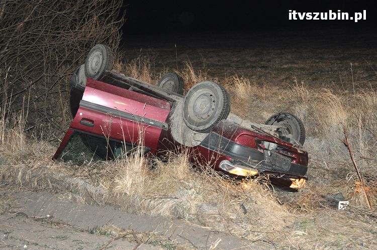 Dachowanie samochodu osobowego między Zalesiem a Królikowem