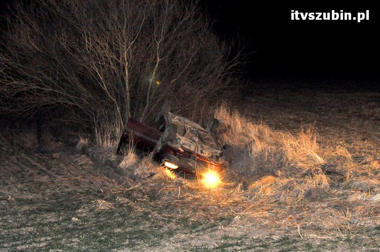 Dachowanie samochodu osobowego między Zalesiem a Królikowem