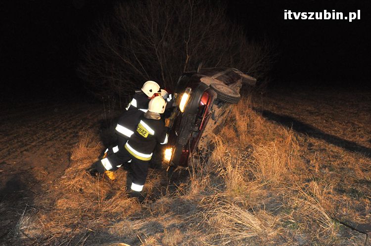 Dachowanie samochodu osobowego między Zalesiem a Królikowem