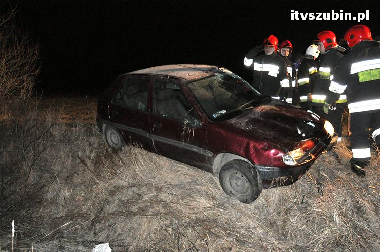 Dachowanie samochodu osobowego między Zalesiem a Królikowem