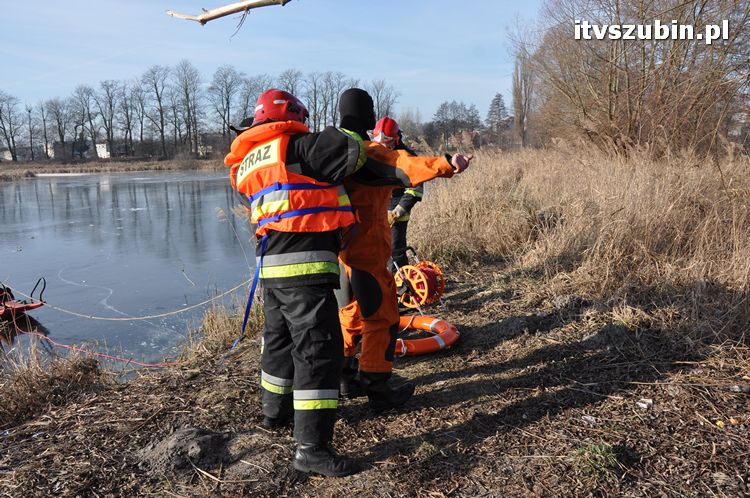 Akcja ratownicza na zamarzniętym akwenie