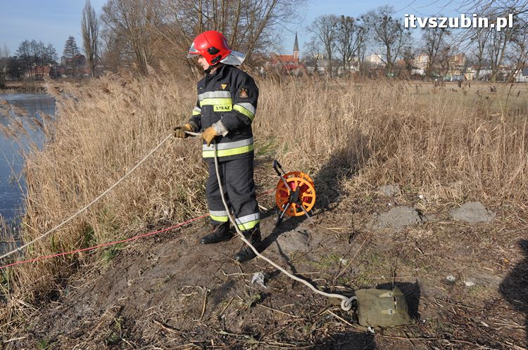 Akcja ratownicza na zamarzniętym akwenie