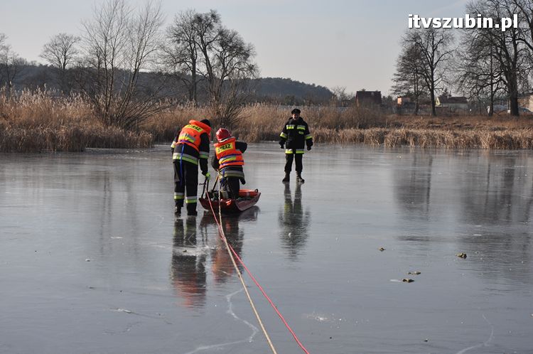Akcja ratownicza na zamarzniętym akwenie