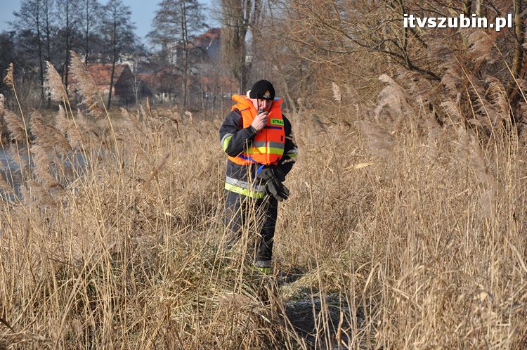 Akcja ratownicza na zamarzniętym akwenie