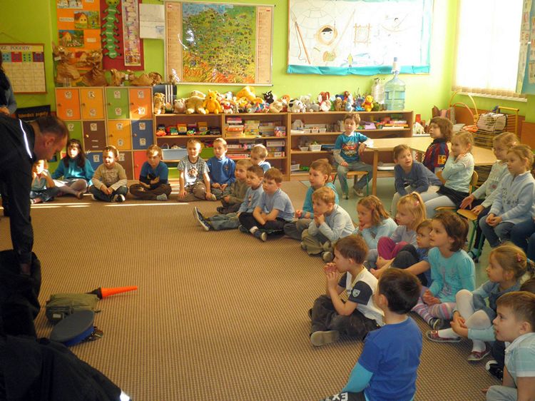 Spotkanie z Policjantem w ramach Tygodnia Kolorów w SP1