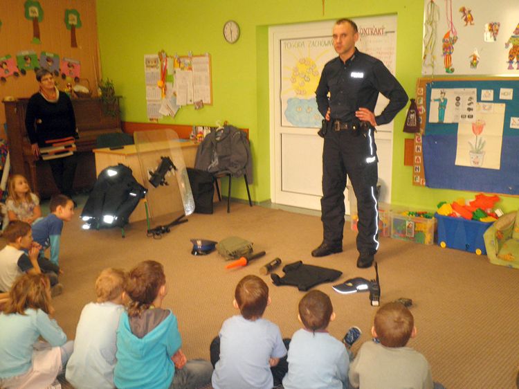 Spotkanie z Policjantem w ramach Tygodnia Kolorów w SP1