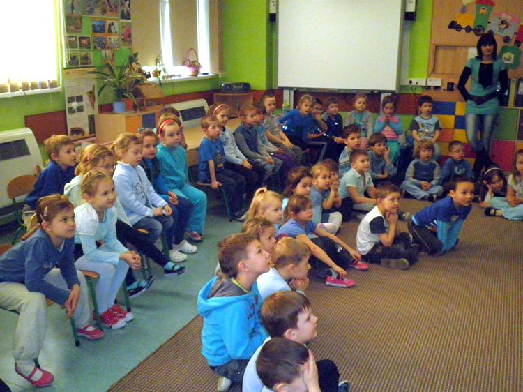 Spotkanie z Policjantem w ramach Tygodnia Kolorów w SP1