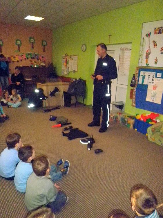 Spotkanie z Policjantem w ramach Tygodnia Kolorów w SP1