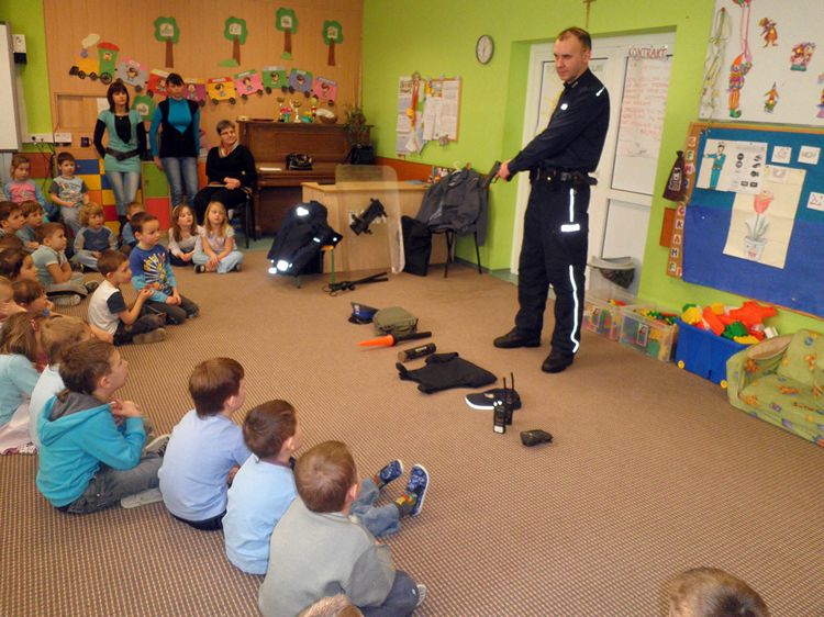 Spotkanie z Policjantem w ramach Tygodnia Kolorów w SP1