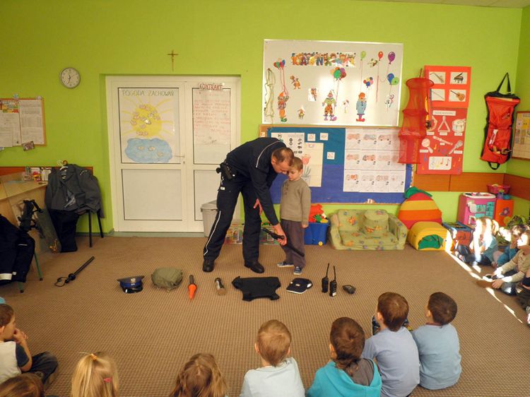 Spotkanie z Policjantem w ramach Tygodnia Kolorów w SP1