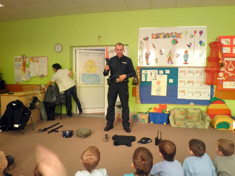 Spotkanie z Policjantem w ramach Tygodnia Kolorów w SP1