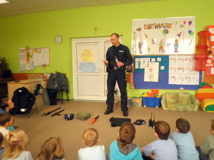 Spotkanie z Policjantem w ramach Tygodnia Kolorów w SP1