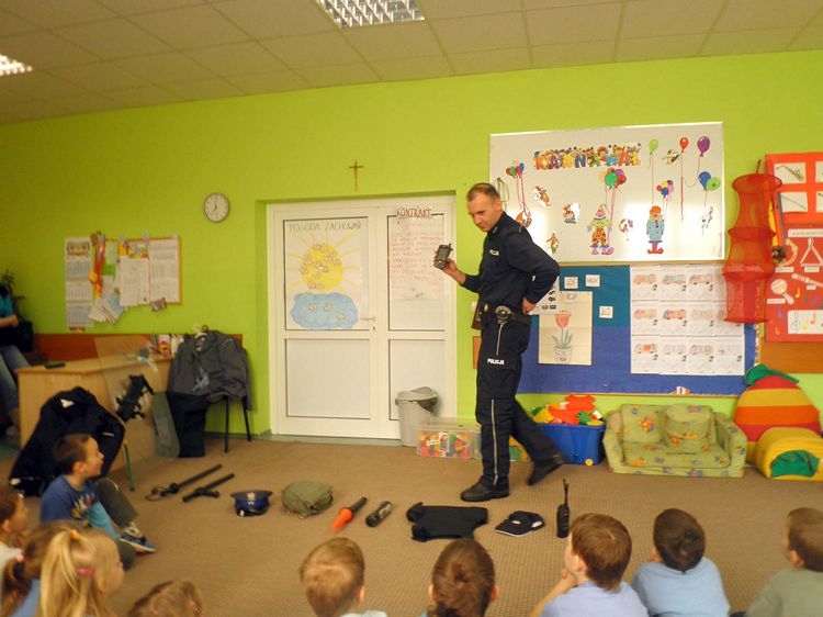 Spotkanie z Policjantem w ramach Tygodnia Kolorów w SP1