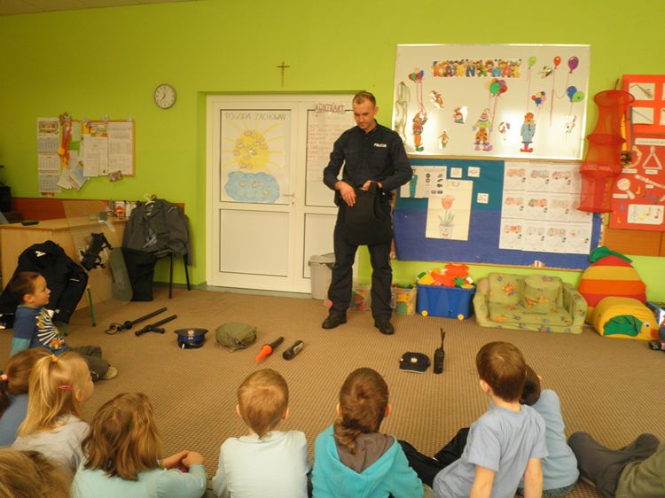 Spotkanie z Policjantem w ramach Tygodnia Kolorów w SP1