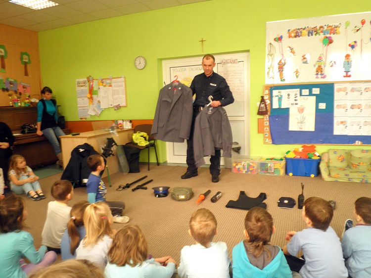 Spotkanie z Policjantem w ramach Tygodnia Kolorów w SP1