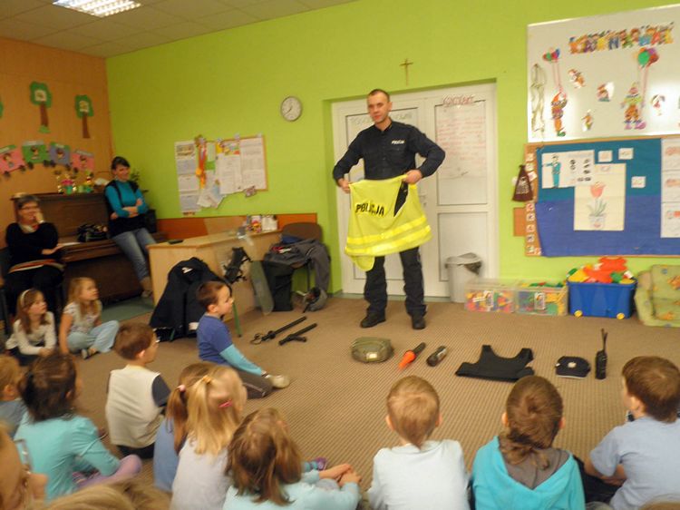 Spotkanie z Policjantem w ramach Tygodnia Kolorów w SP1
