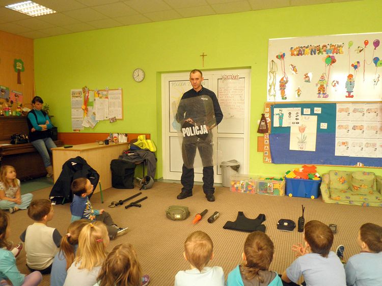 Spotkanie z Policjantem w ramach Tygodnia Kolorów w SP1