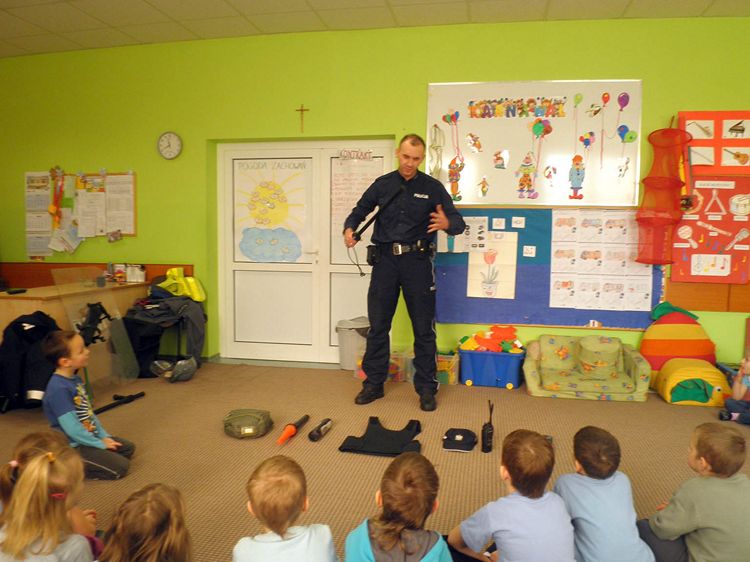 Spotkanie z Policjantem w ramach Tygodnia Kolorów w SP1