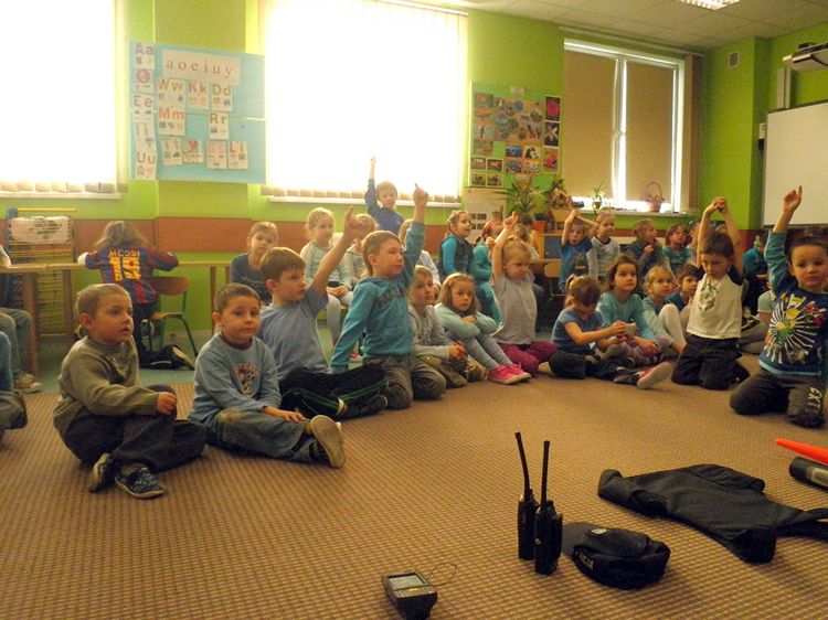 Spotkanie z Policjantem w ramach Tygodnia Kolorów w SP1