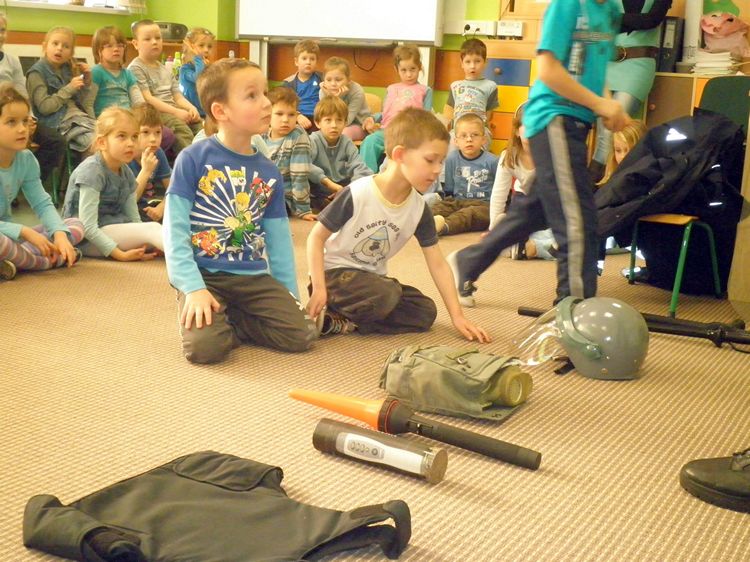 Spotkanie z Policjantem w ramach Tygodnia Kolorów w SP1