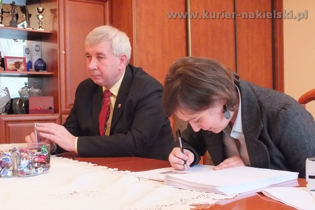 Pierwsze umowy podpisane