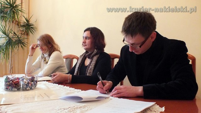 Pierwsze umowy podpisane