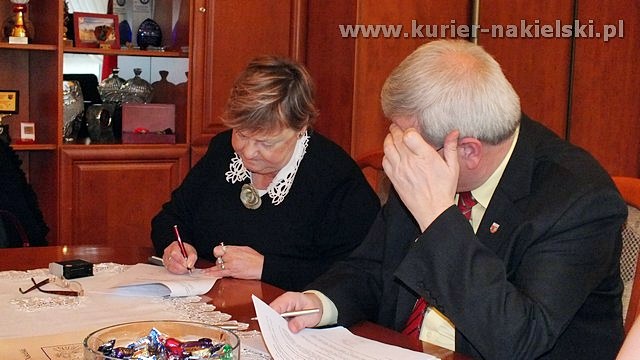 Pierwsze umowy podpisane