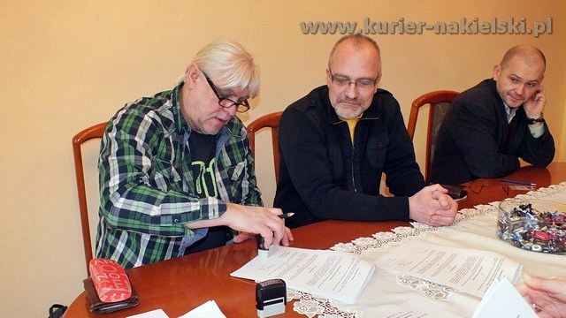 Pierwsze umowy podpisane