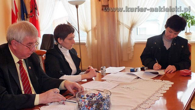 Pierwsze umowy podpisane