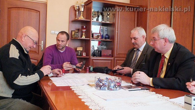 Pierwsze umowy podpisane