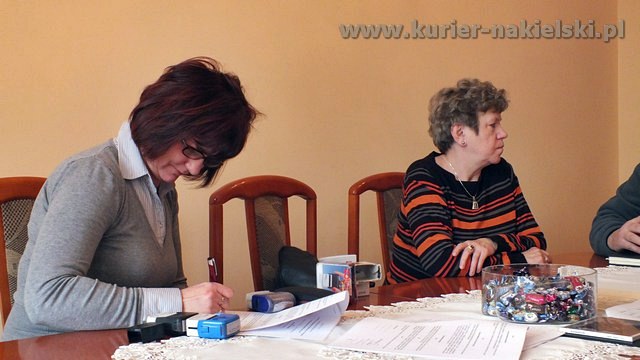 Pierwsze umowy podpisane