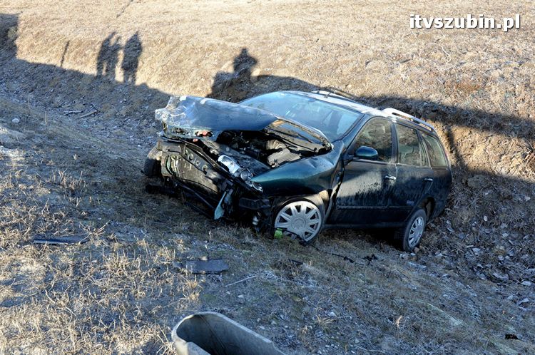 Fiat wpadł w poślizg i znalazł się w przydrożnym rowie