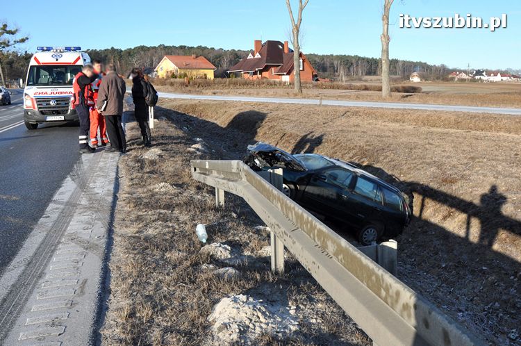 Fiat wpadł w poślizg i znalazł się w przydrożnym rowie
