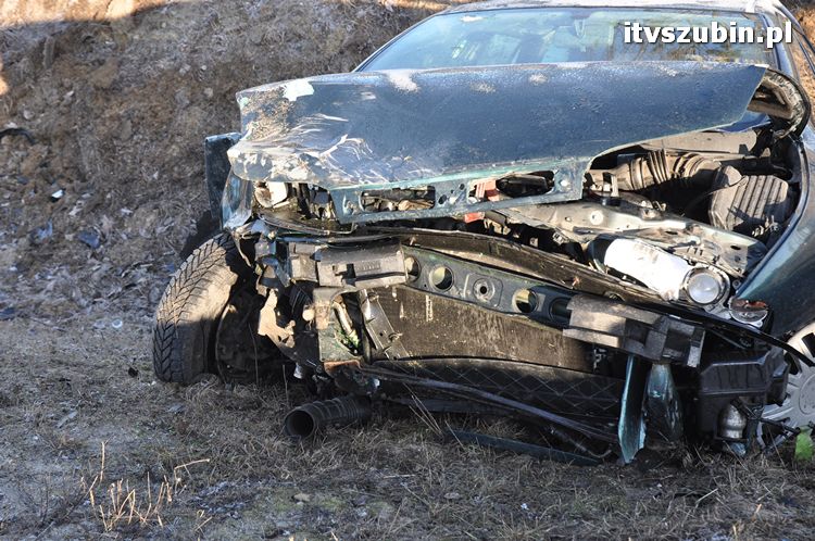 Fiat wpadł w poślizg i znalazł się w przydrożnym rowie