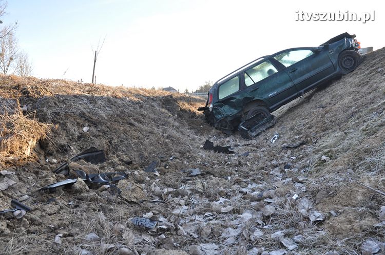 Fiat wpadł w poślizg i znalazł się w przydrożnym rowie