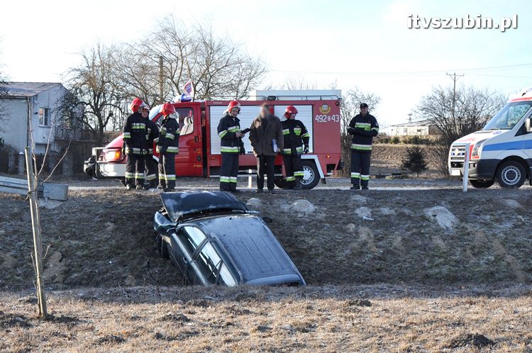 Fiat wpadł w poślizg i znalazł się w przydrożnym rowie