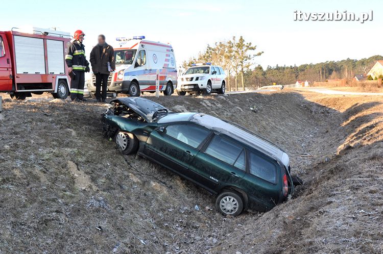 Fiat wpadł w poślizg i znalazł się w przydrożnym rowie