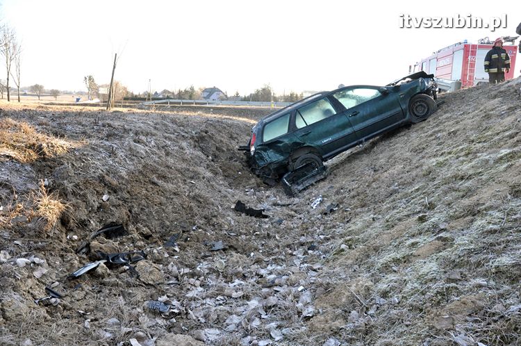 Fiat wpadł w poślizg i znalazł się w przydrożnym rowie