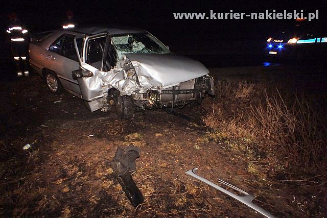 Seat Toledo uderzył w drzewo